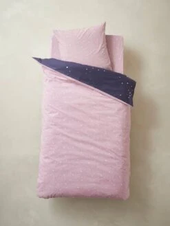 Parure Housse De Couette + Taie D'oreiller Avec Détails Phosphorescents MISS CONSTELLATION Marine / Parme - Vertbaudet 13 Parure Housse De Couette + Taie D'oreiller Avec Détails Phosphorescents MISS CONSTELLATION Marine / Parme - Vertbaudet -Literie Bébé parure housse de couette taie doreiller avec details phosphorescents miss constellation 5